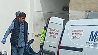 Descoperire șocantă &icirc;n Botoșani! Un bărbat a fost găsit fără viața &icirc;n scara blocului
