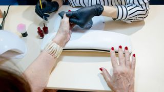 (P) Cum ajung tehnicienele de unghii să facă alergie la produsele lor
