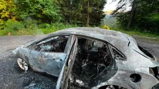 VIDEO Tragedie la Brașov. Bărbat de 44 de ani găsit carbonizat pe marginea drumului, &icirc;ntr-o mașină cuprinsă de flăcări 