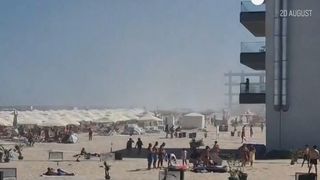 VIDEO Soluții ingenioase pentru v&acirc;ntul de pe plajă la Eforie Nord