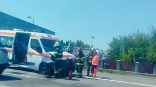 Accident grav &icirc;n Brașov! O ambulanță aflată &icirc;n misiune s-a ciocnit cu o mașină: cinci persoane, rănite