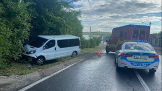Accident pe A3, &icirc;n Cluj! Un microbuz cu nouă persoane a lovit parapetul