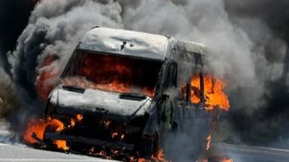 Un microbuz a luat foc &icirc;n mers, &icirc;n Bacău. Opt persoane s-au salvat &icirc;n ultimul moment
