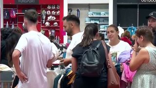 VIDEO Reducerile de peste 50% duc la cozi de ore &icirc;ntregi &icirc;n magazinele sportive din vestul țării: &rdquo;Nu contează așteptarea c&acirc;nd prețul e tăiat &icirc;n două&rdquo;