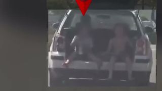 VIDEO Șofer amendat după ce a transportat doi copii &icirc;n portbagajul mașinii. O &bdquo;distracție&rdquo; cu riscuri majore