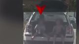 VIDEO Șofer amendat după ce a transportat doi copii &icirc;n portbagajul mașinii. O &bdquo;distracție&rdquo; cu riscuri majore