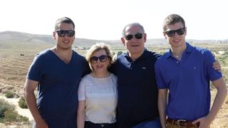 Premierul Israelului, alături de soția Sara și fiii Avner și Yair