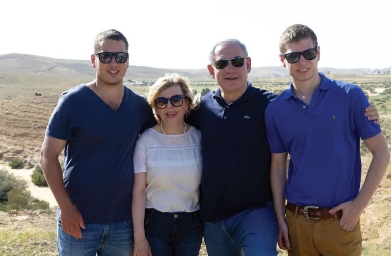Premierul Israelului, alături de soția Sara și fiii Avner și Yair