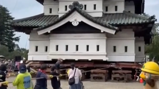 VIDEO 1.800 de persoane au mutat un castel japonez de 360 de tone cu fr&acirc;nghii
