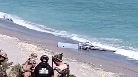 Alertă &icirc;n Olimp! Plaja &icirc;nchisă după ce a fost găsită o bucată de dronă la malul mării