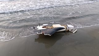 UPDATE VIDEO Momentul &icirc;n care drona găsită pe plaja din Olimp e detonată. O altă bucată a fost descoperită la Constanța
