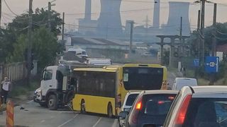 Accident grav &icirc;n Timișoara. Un autobuz &icirc;n care erau 40 de persoane, lovit &icirc;n plin de un camion 