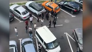 VIDEO Scandal violent &icirc;n centrul Brașovului. Polițiștii, &icirc;nchetați după confruntarea cu mai mulți agresori, care au reușit să se impună