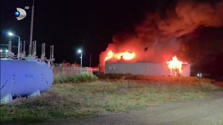 VIDEO Incendiu la o hală de stocare a energiei electrice din județul Buzău