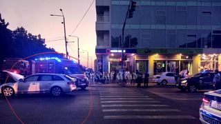 Un copil și doi bărbați au ajuns la spital, după o mașină și o autospecială de poliție s-au ciocnit. Impact &icirc;n centrul Aradului 