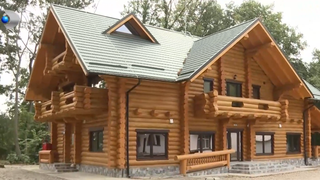 VIDEO Controverse &icirc;n Prahova pe bani publici. Clădirea construită de Romsilva, sediu sau cabană de lux? &rdquo;E mai mult pentru distracții&rdquo;