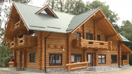 VIDEO Controverse &icirc;n Prahova pe bani publici. Clădirea construită de Romsilva, sediu sau cabană de lux? &rdquo;E mai mult pentru distracții&rdquo;