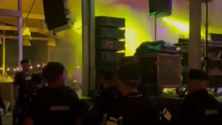 VIDEO Club din Mamaia, &icirc;nchis după trei controale ale Protecției Consumatorilor și intervenția mascaților