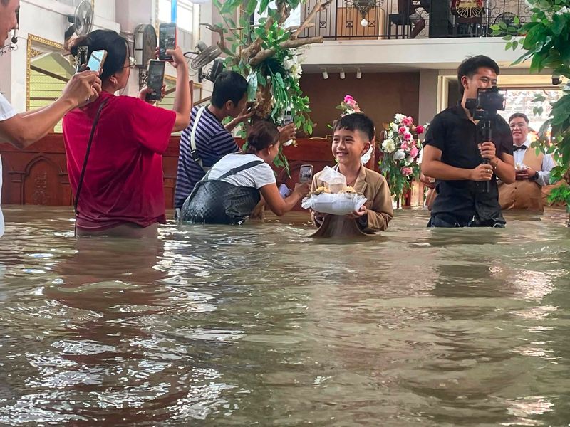 Condiții extreme pentru nunta din Filipine