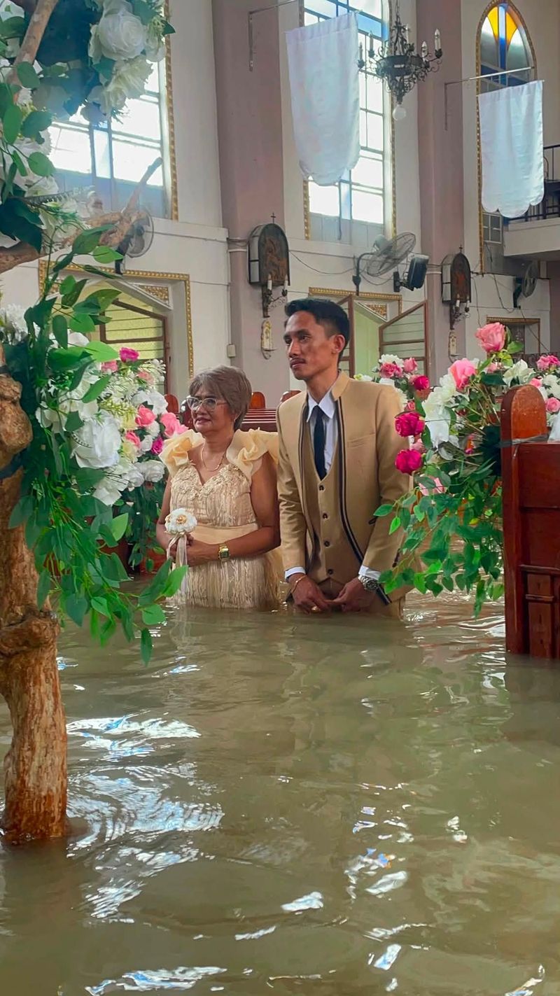 Mirele, alături de mama sa