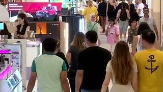 VIDEO Aglomerație și cheltuieli crescute &icirc;n mall-uri la &icirc;nceputul anului școlar