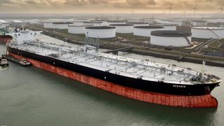 VIDEO Doi marinari au murit după ce Iranul a lovit un petrolier al Arabiei Saudite