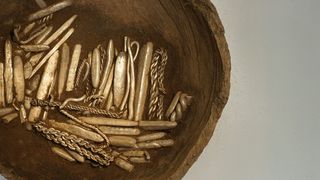 Așa arată cea mai mare comoară de argint din epoca vikingilor