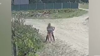 VIDEO Teroare &icirc;ntr-un sat din V&acirc;lcea! Un minor de 13 ani acuzat de mai multe agresiuni, dar nu poate răspunde &icirc;n fața legii: &bdquo;Sunt bătr&acirc;nă și nu trebuia să facă treaba asta. Nu mai trece frica din mine.&rdquo;