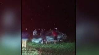 VIDEO Momentul &icirc;n care o mașină se răstoarnă de mai multe ori pe carosabil, după ce lovește un alt autoturism. Doi tineri, implicați &icirc;n accident  