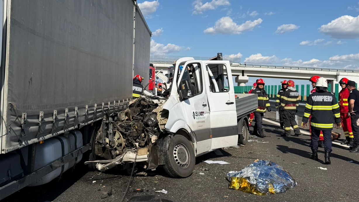 Accident între o autoutilitară și un autotren cu remorcă, pe drumul expres Craiova-Pitești! Trei persoane au murit și două sunt rănite