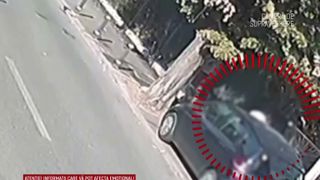 VIDEO Un t&acirc;năr de 17 ani, arestat după ce și-a amenințat fosta iubita și pe mama acesteia. Adolescentul a vandalizat mașina femeii 
