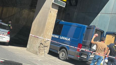 FOTO Un bărbat s-a aruncat de pe Pasajul Obor