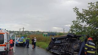 Un microbuz cu șase pasageri s-a răsturnat, &icirc;n Iași, Două persoane au ajuns la spital 
