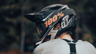 (P) Cască enduro pentru traseul tău: circumferința nu spune tot despre potrivire