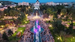 VIDEO F&acirc;ntana arteziană din Oradea a devenit scenă de spectacol