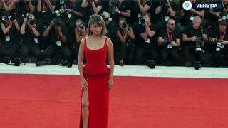 VIDEO Penelope Cruz, ovaționată la Veneția