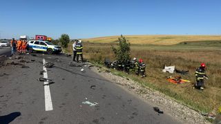 Un camion s-a răsturnat pentru un autoturism, &icirc;n Iași. O persoană a murit, alta este &icirc;n stare critică