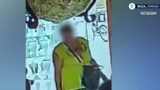 VIDEO Un cuplu de hoți rom&acirc;ni a fost prins &icirc;n Ibiza cu bijuterii furate, ascunse &icirc;n scutecul copilului