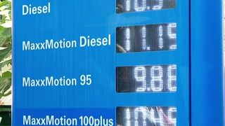 Benzina a ajuns la cel mai mare preț din istorie