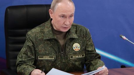 Putin amenință cu un conflict direct dacă Europa trimite militari &icirc;n Ucraina: &bdquo;Asta &icirc;nseamnă război cu Rusia&rdquo;