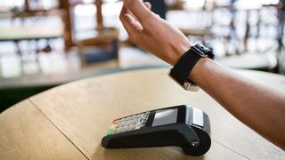 Capcana &icirc;n care poți pica, atunci c&acirc;nd plătești cu telefonul sau ceasul smart! Comisioanele surpriză ale anumitor aplicații
