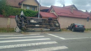 FOTO Accident &icirc;n Bistrița &icirc;ntre un microbuz și un autoturism. Șase persoane au ajuns la spital 