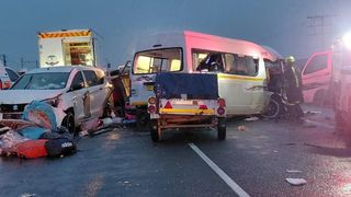 VIDEO Accident &icirc;n lanț cu două microbuze și mai multe autoturisme. Cel puțin 21 de oameni și-au pierdut viața