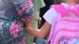 VIDEO Părinții care &icirc;nt&acirc;rzie la preluarea copiilor de la școală sunt sancționați. Măsura a &icirc;mpărțit opinia publică 