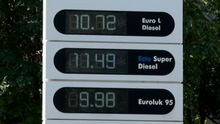 VIDEO Benzina, la 2 bani distanță de 10 lei pe litru. Scumpirile majore lovesc &icirc;n plin șoferii 