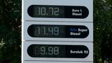 VIDEO Benzina, la 2 bani distanță de 10 lei pe litru. Scumpirile majore lovesc &icirc;n plin șoferii 