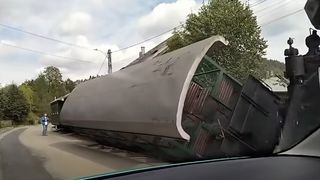 VIDEO Mocănița din Moldovița a derapat. Un vagon s-a răsturnat &icirc;n timpul unor manevre