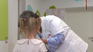 VIDEO Disperare printre părinți. Copiii au răcit după o săptăm&acirc;nă de creșă și grădiniță