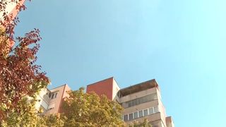 VIDEO Scene indecente pe acoperișul unui bloc din Oradea. Doi tineri au &icirc;ntreținut relații intime &icirc;n văzul a sute de persoane