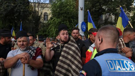VIDEO Ciobanii au dormit peste noapte &icirc;n Piața Victoriei. Au fost chemați la Cotroceni cu lista de revendicări